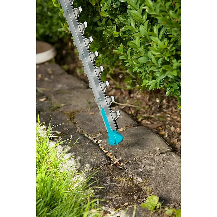 Gardena EasyCut Elektro-Heckenschere 450/50 - 450 W, Schnittlänge: 50 cm, Max. Aststärke: 18 mm - Die Schneidklinge einer Heckenschere beim Trimmen einer Hecke. Für den perfekten Gartenschnitt mit dem richtigen Werkzeug.