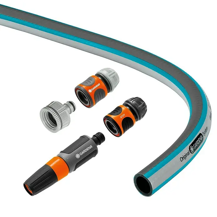 Gardena Classic Gartenschlauch Set mit Systemteilen - Länge: 20 m, Durchmesser: 13 mm - Gartenschlauch und diverses Zubehör der Marke Gardena für die Bewässerung im Garten, wie Kupplungen und Spritze.