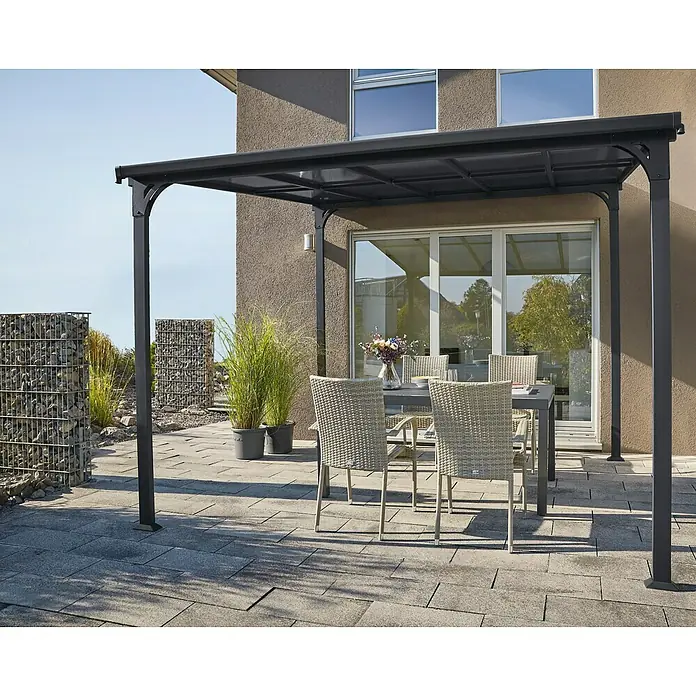 Sunfun Pérgola adosada Chipre - An x Pr: 300 x 300 cm, Antracita, Acero, Color del techo: Antracita - Elegante pérgola con mesa y sillas en un patio pavimentado, ideal para la relajación al aire libre. El techo sombreado ofrece confort.