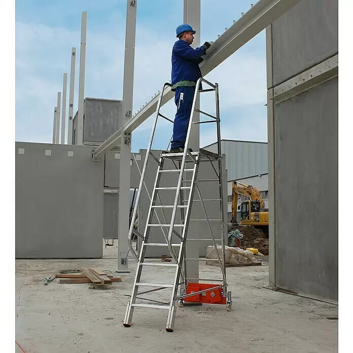 Podestleiter Vario kompakt 820 mm - Arbeitshöhe: 4,1 m, 9 Stk., Aluminium - Mobile Aluminium-Plattformleiter mit orangen Details, von einem Arbeiter auf einer Baustelle für hohe Träger verwendet.
