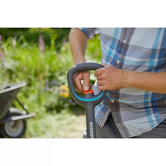Gardena Ergoline Gärtnerspaten - Ergonomischer Stiel, Länge Stiel: 106 cm - 126 cm - Mann hält grauen Gardena Gartengerätegriff mit blauem Akzent und orangefarbenem Knopf.