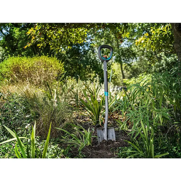 Gardena Ergoline Gärtnerspaten - Ergonomischer Stiel, Länge Stiel: 106 cm - 126 cm - Nahaufnahme eines Gardena Spatens im Garten, der sich ideal für Gartenarbeiten eignet.