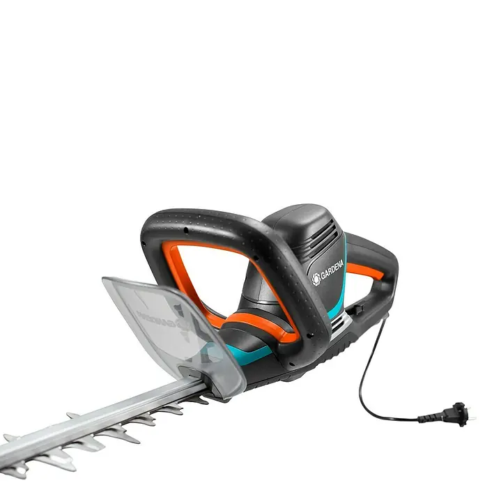 Gardena PowerCut Elektro-Heckenschere 700/65 - 700 W, Schnittlänge: 65 cm - Eine Gardena Elektro-Heckenschere mit schwarzem Griff und silbernen Klingen vor einem weißen Hintergrund.