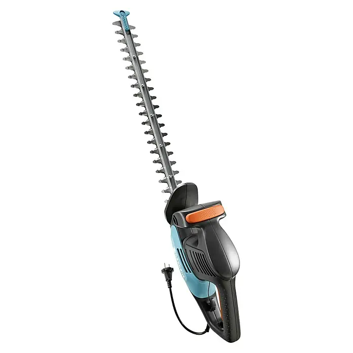 Gardena EasyCut Elektro-Heckenschere 450/50 - 450 W, Schnittlänge: 50 cm, Max. Aststärke: 18 mm - Eine Gardena Elektro-Heckenschere mit langem Schwert und blau-schwarzem Griff für präzise Gartenschnitte.