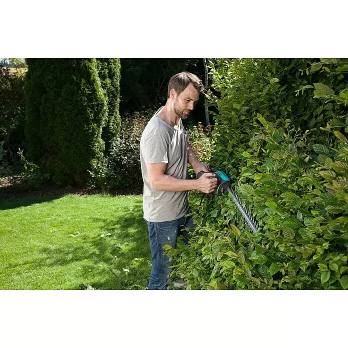 Gardena EasyCut Elektro-Heckenschere 450/50 - 450 W, Schnittlänge: 50 cm, Max. Aststärke: 18 mm - Anwendungsbeispiel