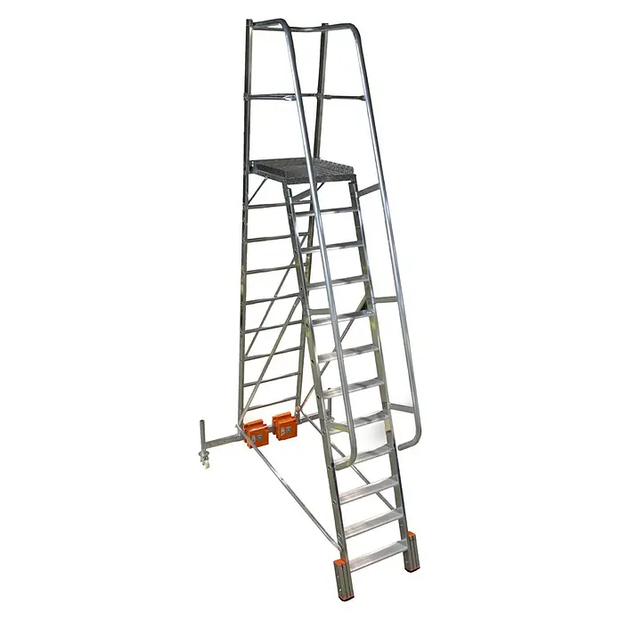 Krause Stabilo Podestleiter Vario kompakt - Arbeitshöhe: 4,75 m, 12 Stk., Aluminium, Ausstattung: Handläufe, B x L: 0,64 x 4,16 m - Eine silberne Arbeitsbühne mit Geländer für sicheres Arbeiten in der Höhe. Sie bietet eine stabile Plattform und ist leicht zu bewegen.
