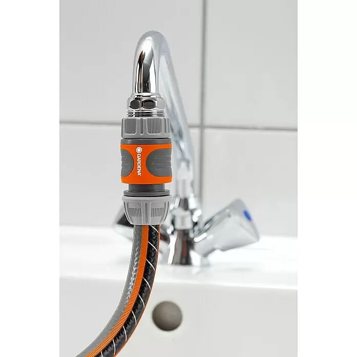 Gardena Schlauchanschluss-Set - 3 -tlg. - Orange-grauer Gardena Schlauchanschluss an einem Chromwasserhahn, mit einem passenden Schlauch.