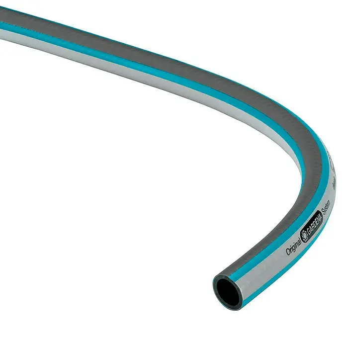 Gardena Classic Manguera para jardín - Ø x L: 19 mm x 50 m, ¾″, Plástico - Primer plano de una manguera de jardín flexible de Gardena, ideal para regar el jardín.