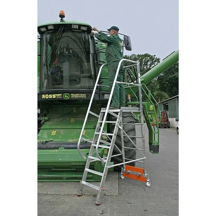 Krause Stabilo Podestleiter Vario kompakt - Arbeitshöhe: 3,65 m, 7 Stk., Aluminium, Ausstattung: Handläufe, B x L: 0,8 x 2,95 m - Der Bediener nutzt eine Ross Land Technik Treppe, um die Kabine eines John Deere Mähdreschers zu erreichen. Praktisch und sicher!