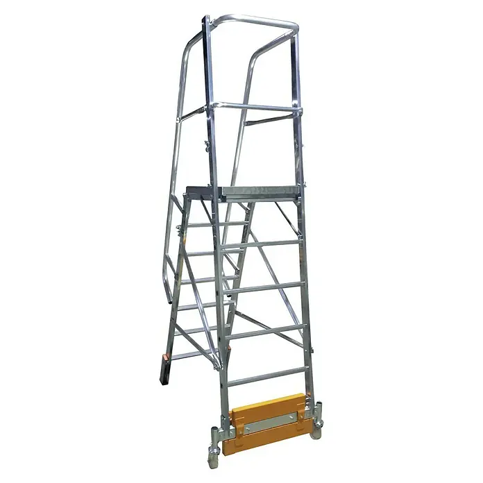 Krause Stabilo Podestleiter Vario kompakt - Arbeitshöhe: 3,65 m, 7 Stk., Aluminium, Ausstattung: Handläufe, B x L: 0,8 x 2,95 m - Ein silberner, fahrbarer Arbeitsbock mit gelbem Unterbau, der durch seine Bauweise für sicheres Arbeiten in der Höhe sorgt.