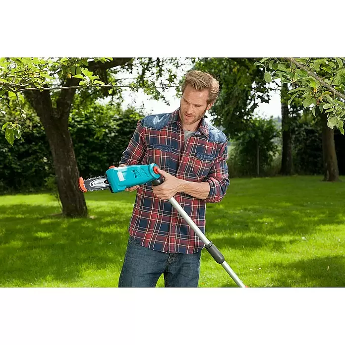 Gardena Elektro-Hochentaster TCS 720/20 - Teleskopstiel - Anwendungsbeispiel