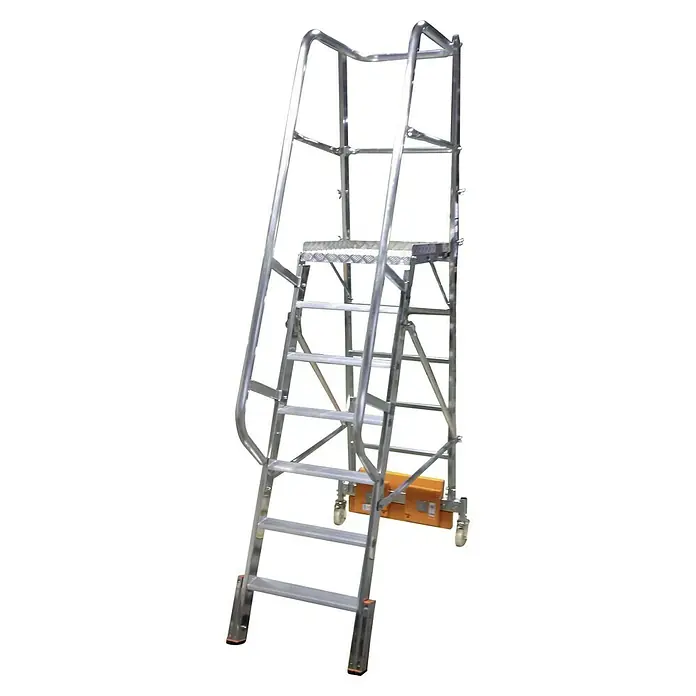 Krause Stabilo Podestleiter Vario kompakt - Arbeitshöhe: 3,65 m, 7 Stk., Aluminium, Ausstattung: Handläufe, B x L: 0,8 x 2,95 m - Eine silberne Rollentrittleiter mit Handlauf und einer Stufe. Sie bietet sicheren Zugang zu höheren Ebenen.