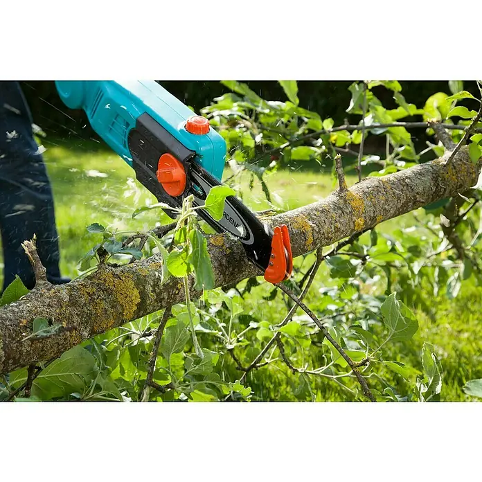Gardena Elektro-Hochentaster TCS 720/20 - Teleskopstiel - Astschneider in Aktion: Eine handliche Akku-Astsäge schneidet mühelos einen dicken Ast ab und sorgt für einen sauberen Schnitt.