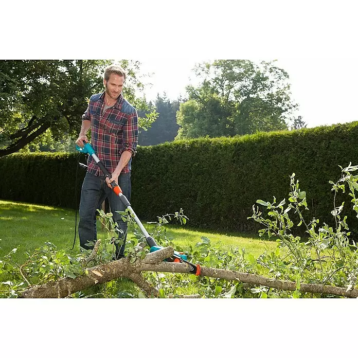 Gardena Elektro-Hochentaster TCS 720/20 - Teleskopstiel - Anwendungsbeispiel