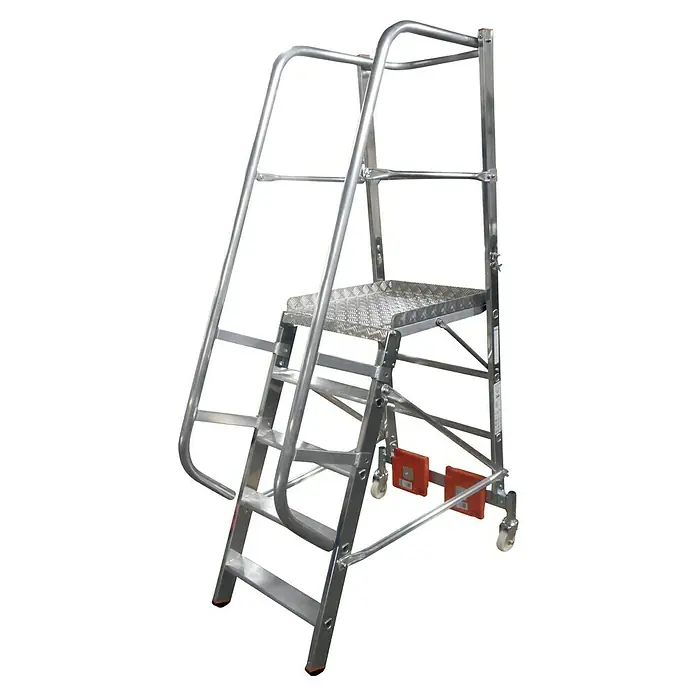Krause Stabilo Podestleiter Vario kompakt - Arbeitshöhe: 3,1 mm, 5 Stk., Aluminium, Ausstattung: Handläufe, B x L: 0,64 x 2,35 m - Bild einer Aluminium-Arbeitsbühne mit Handlauf, Stufen und Rollen für den flexiblen Einsatz im Lager oder der Werkstatt.