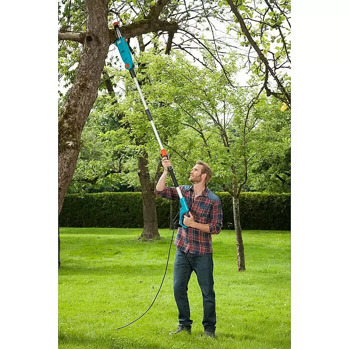Gardena Elektro-Hochentaster TCS 720/20 - Teleskopstiel - Anwendungsbeispiel