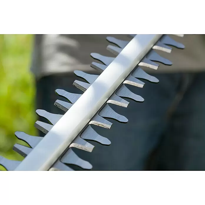 Gardena Teleskop-Heckenschere THS 500/48 - 500 W, Schwertlänge: 48 cm - Nahaufnahme scharfer, ineinandergreifender Metall-Heckenscherenmesser.