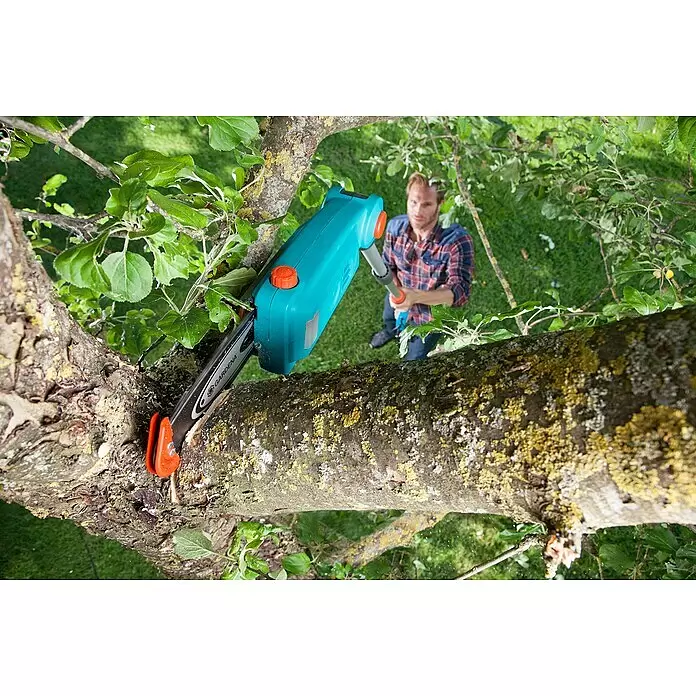 Gardena Elektro-Hochentaster TCS 720/20 - Teleskopstiel - Anwendungsbeispiel