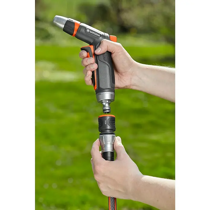 Gardena Premium Brause - 2 -tlg., Kunststoff - Nahaufnahme einer Gardena-Gartenspritze, die an einen Schlauchanschluss angebracht wird, ideal für Gartenbewässerung und Zubehör.