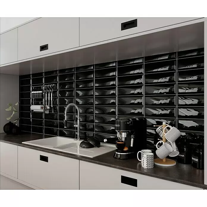 Modern Style Wandfliese Metro Biselado - 9,8 x 29,8 cm, Schwarz, Glänzend - Moderne Küche mit weißen Schränken, dunkler Arbeitsplatte und glänzender schwarzer Fliesenrückwand. Mit Spüle und Kaffeemaschine.