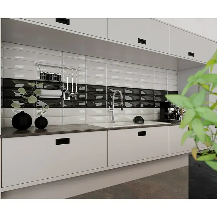 Modern Style Wandfliese Metro Biselado - 9,8 x 29,8 cm, Weiß, Glänzend - Eine moderne Küche mit weißen Schränken, einer schwarzen Akzentfliese und stilvollen Dekorationen, die ein elegantes und funktionales Design zeigt.