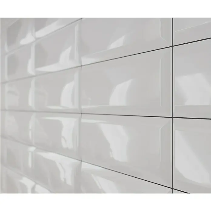 Modern Style Wandfliese Metro Biselado - 9,8 x 29,8 cm, Weiß, Glänzend - Nahaufnahme von weißen, glänzenden Metrofliesen mit dunklen Fugen, die eine elegante und moderne Wandgestaltung zeigen.