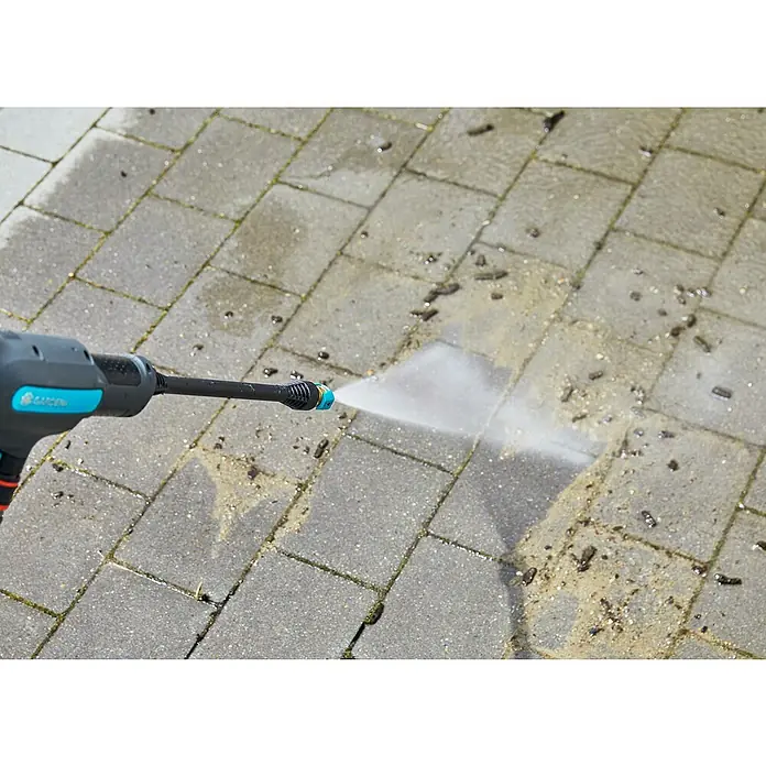 Gardena Power for All 18V Akku-Druckreiniger AquaClean 24/18V SE - 18 V, 1 Akku, 2,5 Ah - Der Gardena-Hochdruckreiniger im Einsatz: mühelos werden Steine von Schmutz befreit, für einen sauberen Außenbereich.