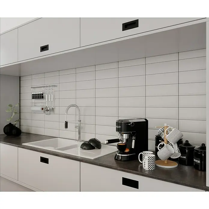Modern Style Wandfliese Metro Biselado - 9,8 x 29,8 cm, Weiß, Matt - Küchenarbeitsplatte mit Spüle, Armatur, Kaffeemaschine und diversen Küchenutensilien vor einer weißen Fliesenkulisse.