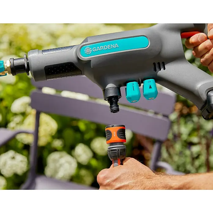 Gardena Power for All 18V Akku-Druckreiniger AquaClean 24/18V SE - 18 V, 1 Akku, 2,5 Ah - Die Gardena Akku-Spritzpistole mit Brausekopf wird mit einem Schlauchanschluss verbunden. Optimal für die Gartenarbeit, Pflanzen bewässern.