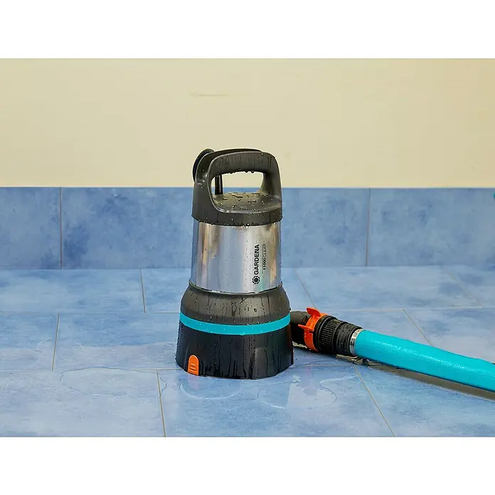 Gardena Klarwasser-Tauchpumpe 11000 Aquasensor - 450 W, Max. Fördermenge: 11.000 l/h - Die Gardena Schmutzwasser-Tauchpumpe 11000 Clear, ideal zum Abpumpen von klarem oder leicht verschmutztem Wasser aus Pools und Teichen.