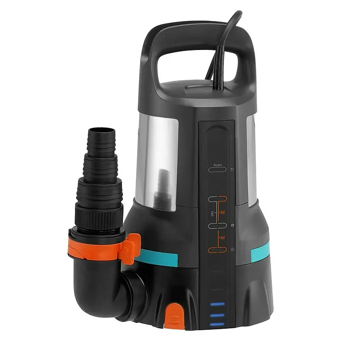 Gardena Klarwasser-Tauchpumpe 17000 Aquasensor - 750 W, Max. Fördermenge: 17.000 l/h - Das Bild zeigt eine Gardena Schmutzwasser-Tauchpumpe mit einem schwarzen Gehäuse, silbernen Akzenten und einem orangefarbenen Anschluss.