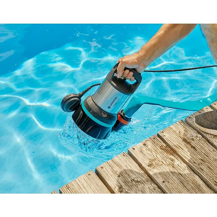 Gardena Klarwasser-Tauchpumpe 11000300 W, Max. Fördermenge: 11.000 l/h Use Shot