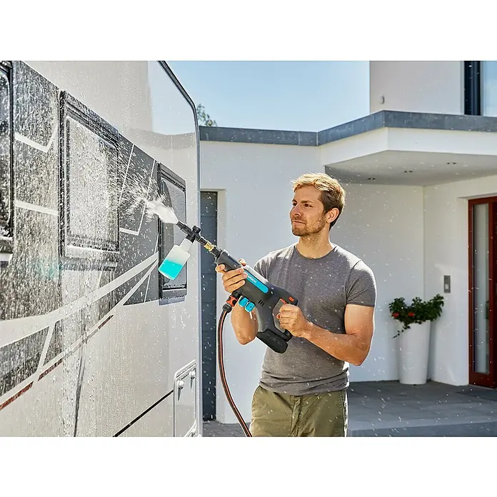 Gardena Power for All 18V Akku-Druckreiniger AquaClean 24/18V SE - 18 V, 1 Akku, 2,5 Ah - Mann reinigt ein Wohnmobil mit einem Gardena-Reiniger, der mit Seife gefüllt ist. Praktische und effektive Reinigung mit dem Gardena Reiniger.