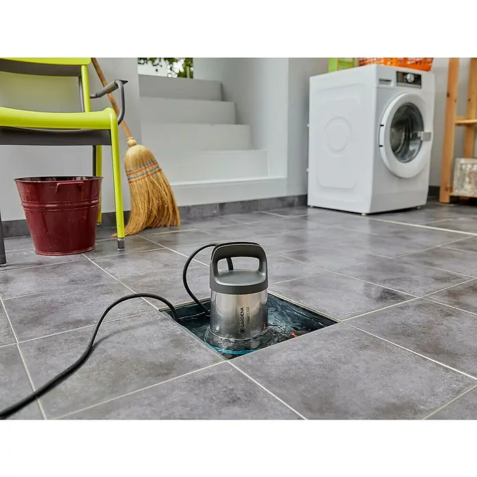 Gardena Bomba de achique sumergible para agua limpia 17000 Aquasensor - 750 W, Capacidad de bombeo máx.: 17.000 l/h - La bomba sumergible Gardena 17000 Clear es una herramienta potente para bombear agua limpia, vista aquí en un pozo.