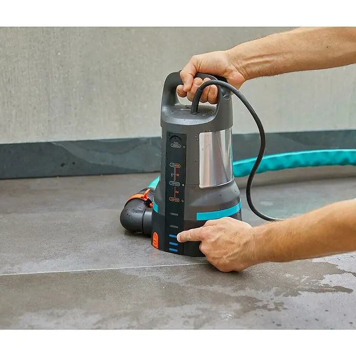 Gardena Klarwasser-Tauchpumpe 11000 Aquasensor - 450 W, Max. Fördermenge: 11.000 l/h - Gardena Klarwasser-Tauchpumpe mit Griff, zur schnellen und effizienten Wasserableitung. Die Pumpe verfügt über Bedienelemente zur einfachen Handhabung.