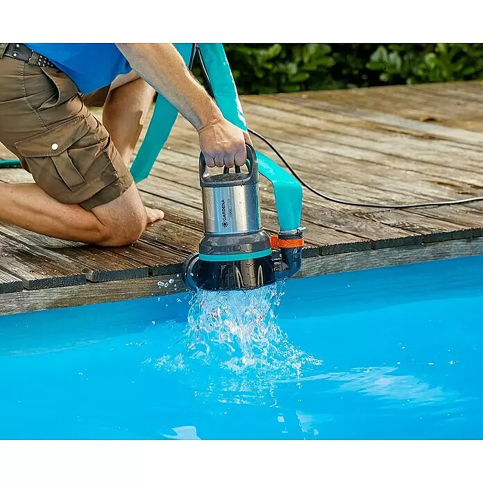 Gardena Klarwasser-Tauchpumpe 11000300 W, Max. Fördermenge: 11.000 l/h Use Shot