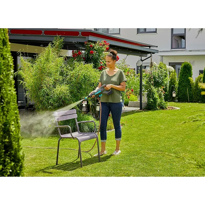 Gardena Power for All 18V Akku-Druckreiniger AquaClean 24/18V PR - 18 V, 1 Akku, 2,5 Ah - Frau reinigt Stuhl mit Gardena Akku-Mitteldruckreiniger. Er ist handlich, mobil und vielseitig für verschiedene Reinigungsaufgaben im Außenbereich.