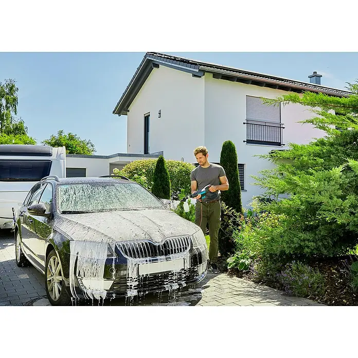 Gardena Power for All 18V Akku-Druckreiniger AquaClean 24/18V SE - 18 V, 1 Akku, 2,5 Ah - Ein Mann benutzt einen Akku-Reiniger, um sein Auto zu waschen. Der Reiniger ist tragbar und effizient für die Fahrzeugpflege im Freien.