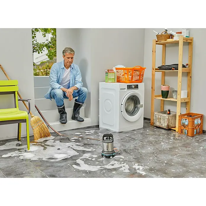Gardena Klarwasser-Tauchpumpe 11000300 W, Max. Fördermenge: 11.000 l/h Use Shot