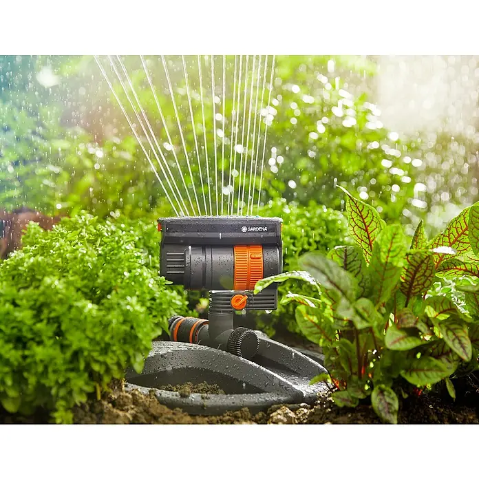 Gardena Viereckregner Kopf - Passend für: Gardena Viereckregner OS 90 und OS 140 - Der Gardena Vielflächenregner AquaZoom im Einsatz, bewässert den Garten effizient und gleichmäßig. Perfekt für jede Gartenform.