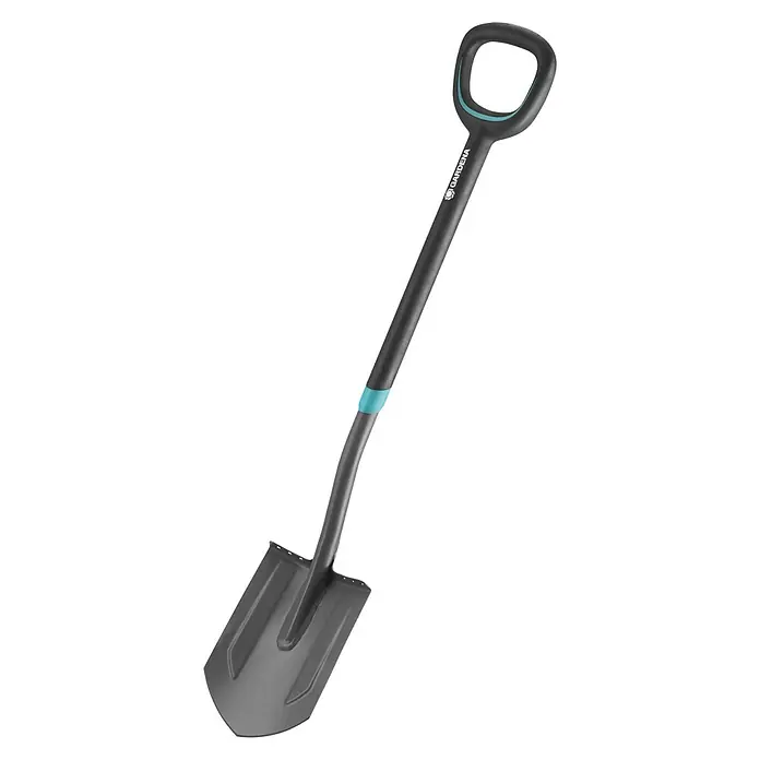 Gardena Ergoline GärtnerspatenMit Tritt, 117 cm - Nahaufnahme eines Gardena Spatens mit D-Griff, ideal für Gartenarbeiten, mit ergonomischem Design und robustem Blatt für effizientes Graben.