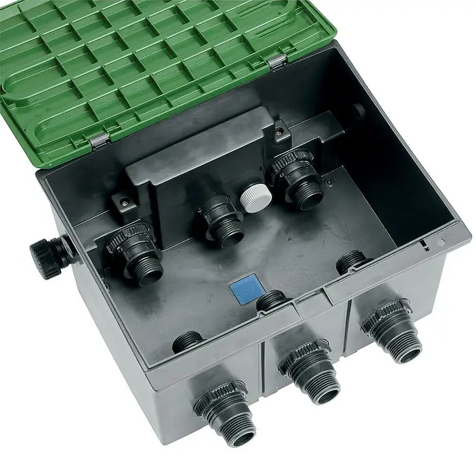 Gardena Verbindungsstück Anschlussklemme Kurzventilbox - Passend für: GARDENA Ventilbox V1 und V3 - Das Bild zeigt eine Bewässerungssteuerung für den Außenbereich mit einem grünen Deckel und mehreren Anschlüssen.