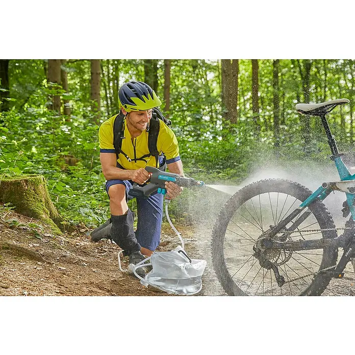 Gardena Power for All 18V Akku-Druckreiniger AquaClean 24/18V PR - 18 V, 1 Akku, 2,5 Ah - Mann reinigt ein Fahrrad mit einem tragbaren GARDENA Akku-Reiniger im Wald.