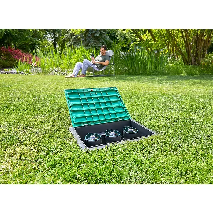 Gardena Verbindungsstück Anschlussklemme Kurzventilbox - Passend für: GARDENA Ventilbox V1 und V3 - Rasenbewässerungssystem mit geöffnetem Deckel im Garten.
