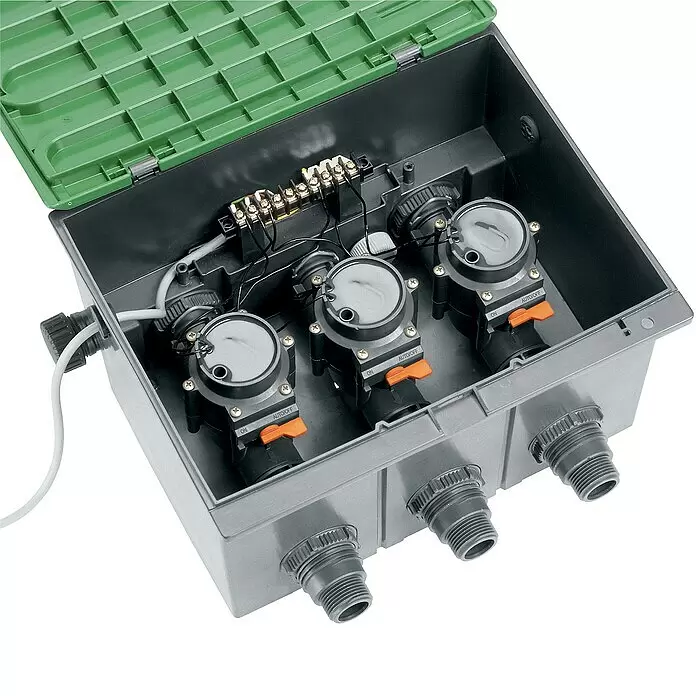 Gardena Verbindungsstück Anschlusshülse Langventilbox - Passend für: GARDENA Ventilbox V1 und V3 - Grauer Bewässerungssteuerkasten mit offenem grünem Deckel, zeigt drei interne Magnetventile und elektrische Anschlüsse für ein automatisches Bewässerungssystem.