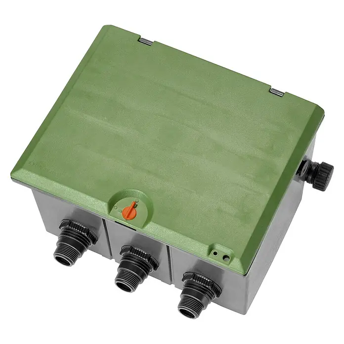 Gardena Verbindungsstück Anschlusshülse Langventilbox - Passend für: GARDENA Ventilbox V1 und V3 - Nahaufnahme einer Gardena Bewässerungsbox mit drei Anschlüssen, einem grünen Deckel und einem orangefarbenen Bedienknopf.