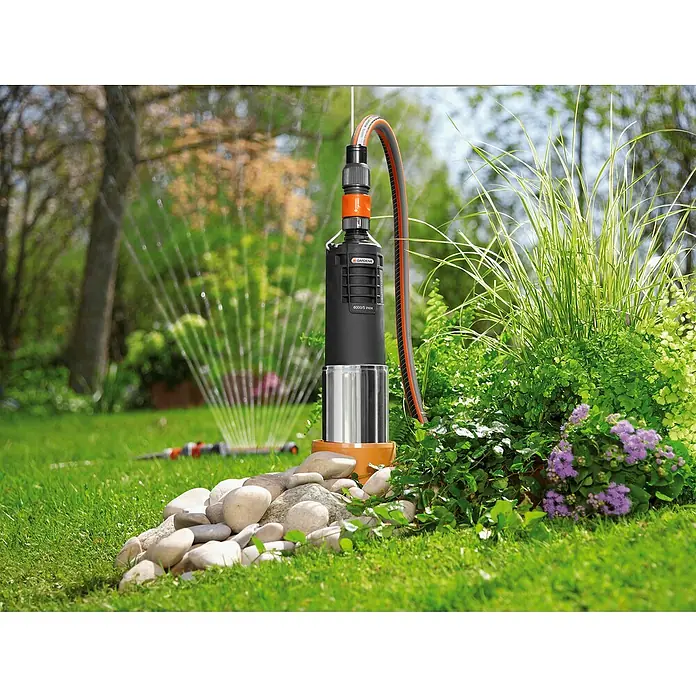 Gardena Tiefbrunnenpumpe 6000/5 Inox automatic - 950 W, Max. Fördermenge: 6.000 l/h, Max. Druck: 5 bar - Gardena Vielflächenregner AquaZoom Compact für eine gleichmäßige und präzise Bewässerung kleiner bis mittelgroßer Rasenflächen.