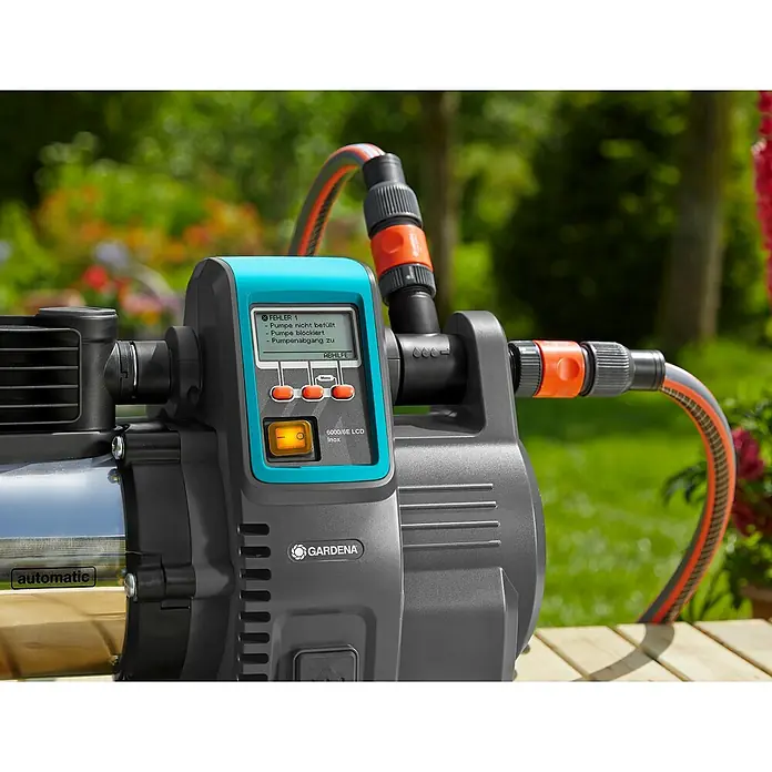 Gardena Bewässerungspumpe Haus- & Gartenautomat 6000/6 LCD inox - 1.300 W, Max. Fördermenge: 6.000 l/h - Nahaufnahme einer Gardena 6000/6E LCD Inox Gartenpumpe mit blauem Display, das Fehlermeldungen und Steuerungselemente anzeigt.