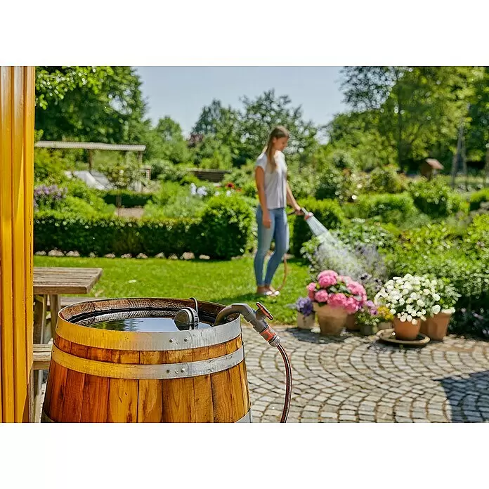 Gardena Regenfasspumpe 4000/1 - 400 W, Max. Fördermenge: 4.000 l/h - Hölzernes Regenfass mit Tauchpumpe und Schlauchanschluss, zur nachhaltigen Bewässerung von Gartenpflanzen genutzt.