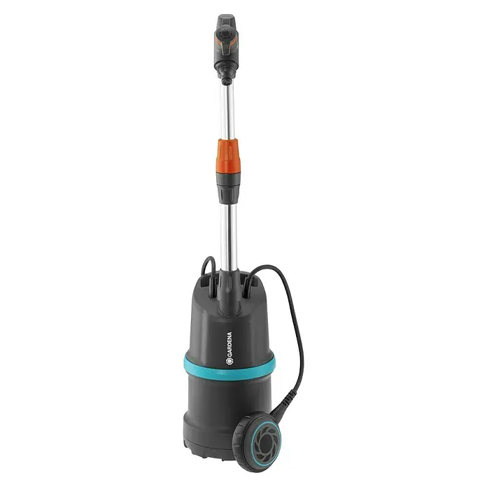 Gardena Regenfasspumpe 4000/1400 W, Max. Fördermenge: 4.000 l/h - Das Bild zeigt eine Gardena 2000/2 Li-18 Akku-Tauchdruckpumpe, die für den Einsatz in Gärten konzipiert ist und über einen Akku betrieben wird.